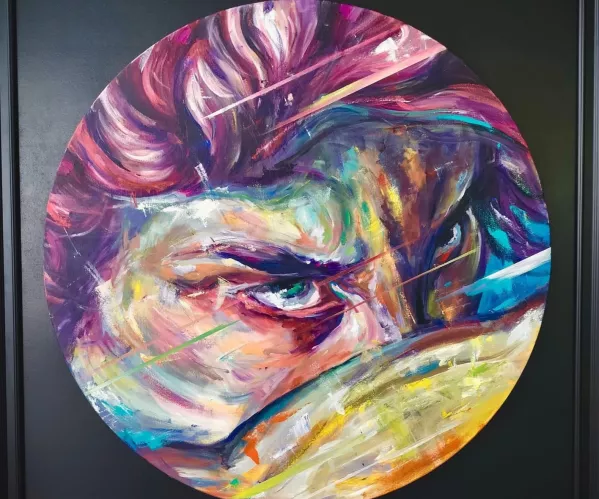 Schilderij van een naakte vrouw met lang, blond haar die glimlachend vooroverbuigt en een groot glas wijn in haar hand houdt. Ze balanceert sierlijk op haar tenen tussen flessen en kaarsen, die onderaan in het beeld staan. De achtergrond is donker en wazig, waardoor de lichte huid en het glas met warme reflecties extra oplichten. De sfeer is speels en intiem, met expressieve penseelstreken en een dromerige, bijna theatrale compositie.