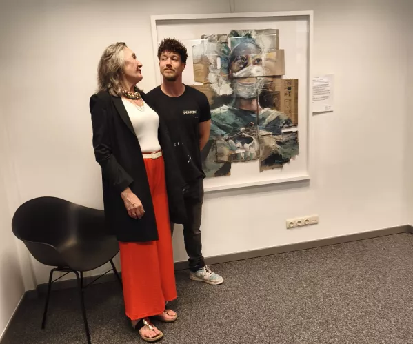Rubain atelier @SARGARTGALLERY met een werk gemaakt op medisch karton 
