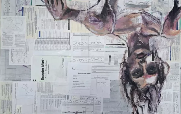Een schilderij van een zittende vrouw omgekeerd afgebeeld. het haar hangt naar beneden. Gemaakt op medische documenten uit het operatiekwartier. 