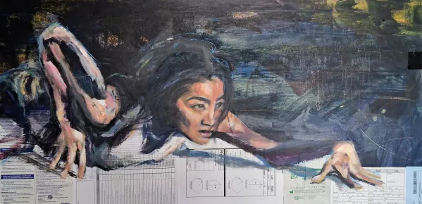 Een schilderij van een kruipende vrouw. Geschilderd op medische documenten. 